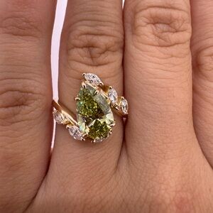 2.11 carat fancy vivid green VS2 pear diamond engagement ring leafy style